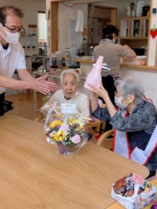 長崎市　小菅町　ひばり苑　お誕生日会